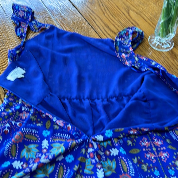 Everly floral short romper, size small, great condition. Lined. - Picture 12 of 14